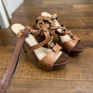 Brown leather Guess platform heels